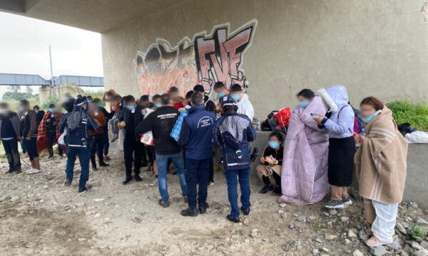 Sbarco migranti, Comune attiva macchina del soccorso: presenti 8 famiglie, 14 donne e 2 bambini