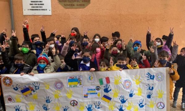 Soveria, I bambini della primaria lanciano il loro messaggio di pace