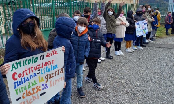 Scuola, Simeri Crichi manifesta per la pace. Il sostegno dei bambini al popolo ucraino