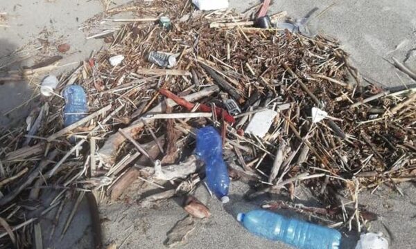 Plastica e detriti sulla spiaggia di Simeri Mare: la Pro Loco lancia una giornata ecologica