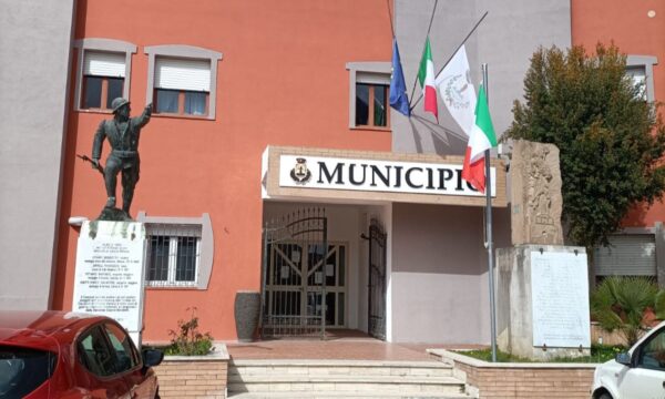 Simeri Crichi, bandiere del Municipio a mezz’asta in segno di lutto regionale