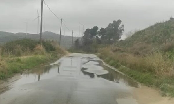 Roccani, perdita lungo la strada causa allagamenti e disagi: residenti chiedono di intervenire