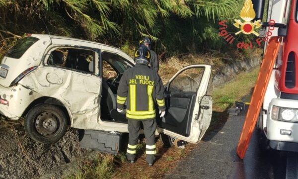 Incidente sulla Ss 106 nel territorio di Simeri Crichi, auto finisce fuori strada