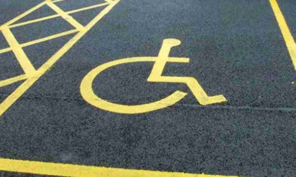 Sosta abusiva sui parcheggi per disabili a Simeri Crichi: “Senza vergogna né rispetto”